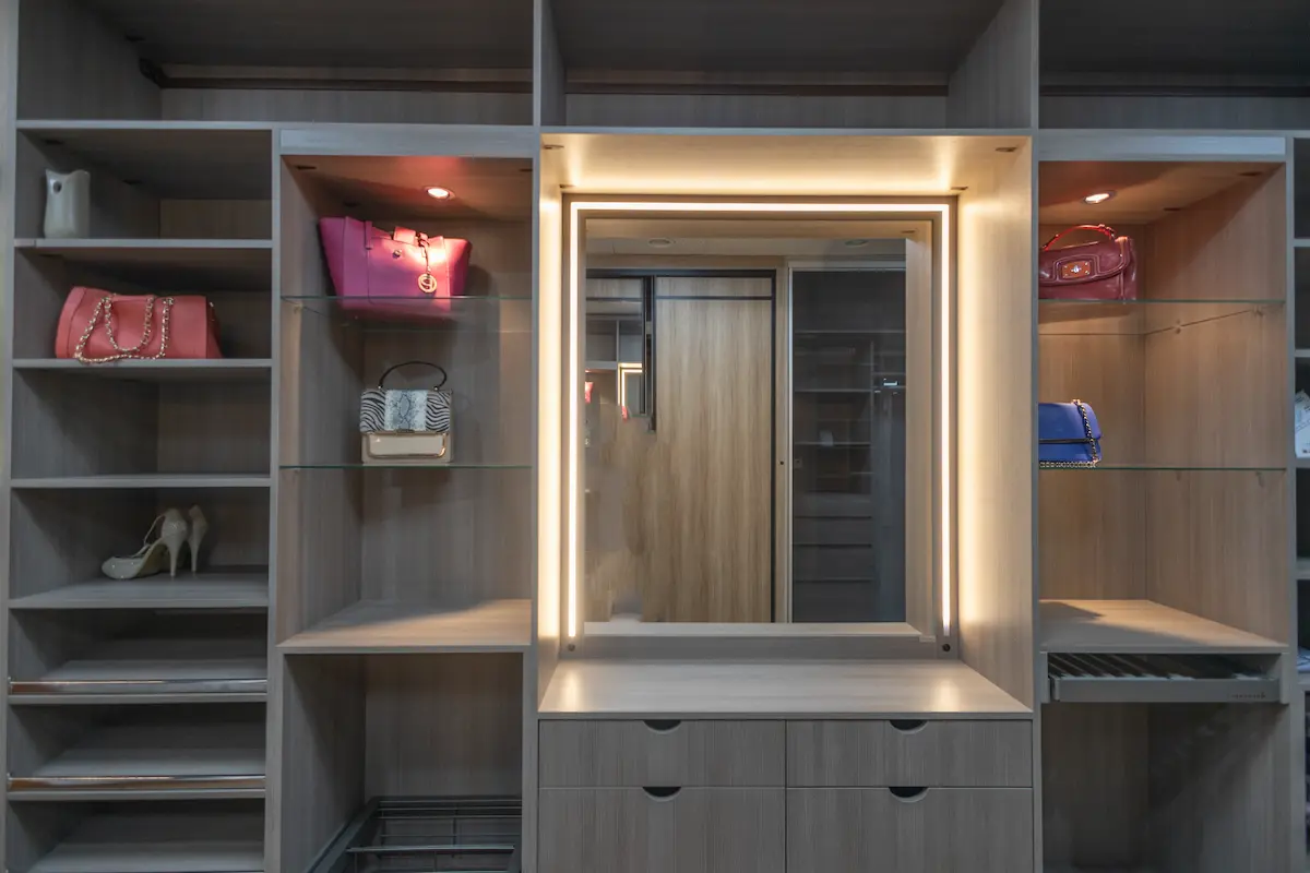 تفصيل دولاب ملابس خشب تفصيل دولاب ملابس خشب