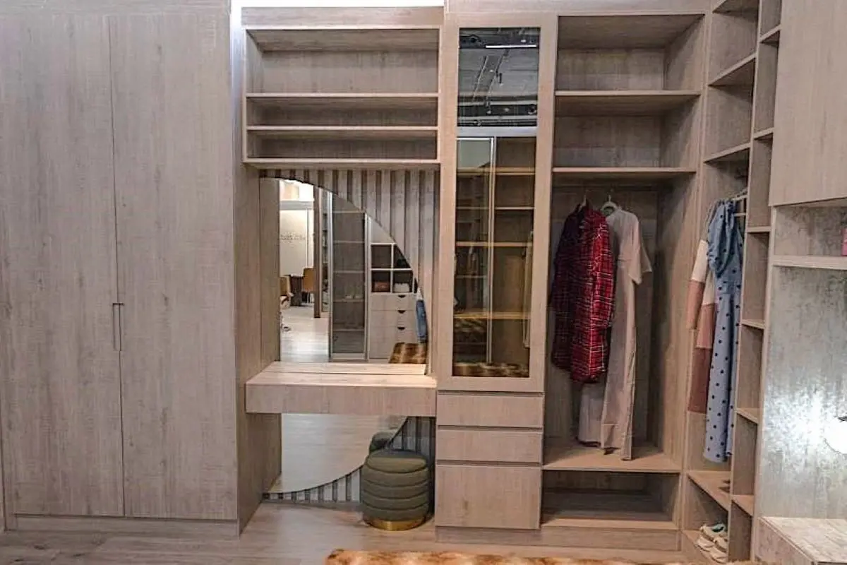 تسريحة داخل غرفة النوم تسريحة داخل غرفة النوم